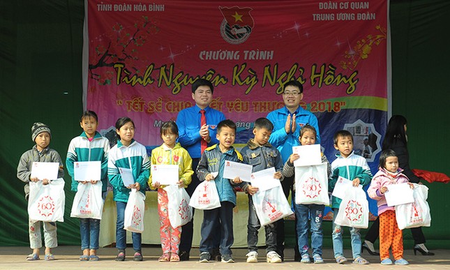 Nhiều phần quà Tết tặng học sinh khó khăn Hòa Bình ảnh 2