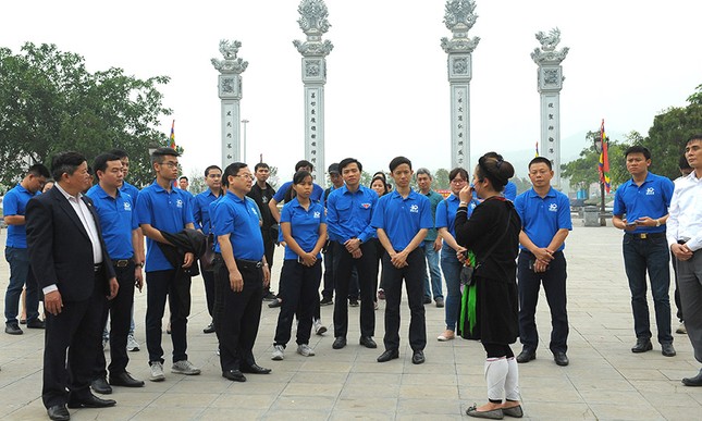 Tài năng trẻ Việt Nam về đất Tổ báo công ảnh 16