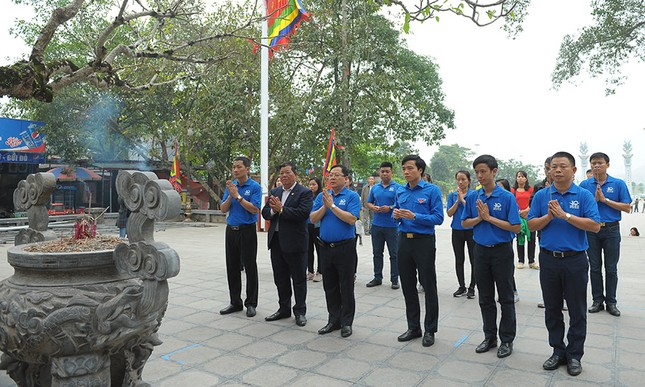 Tài năng trẻ Việt Nam về đất Tổ báo công ảnh 17