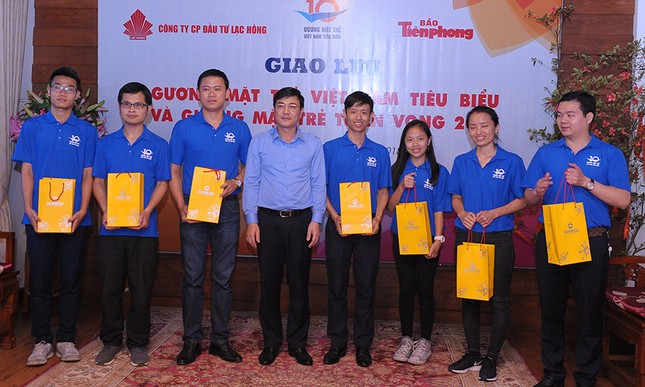 Tài năng trẻ Việt Nam về đất Tổ báo công ảnh 23