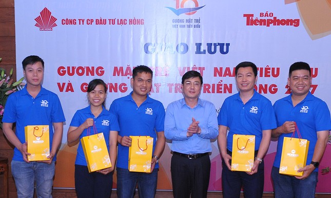 Tài năng trẻ Việt Nam về đất Tổ báo công ảnh 24