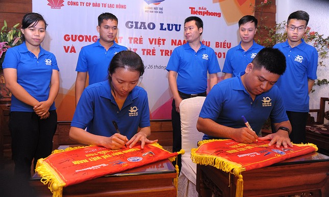 Tài năng trẻ Việt Nam về đất Tổ báo công ảnh 18