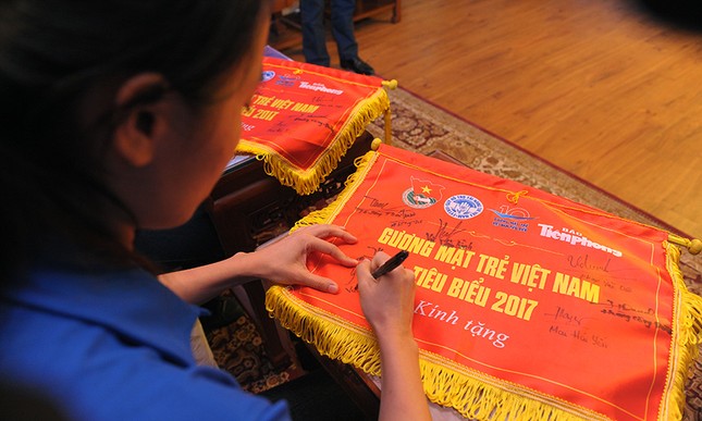 Tài năng trẻ Việt Nam về đất Tổ báo công ảnh 19