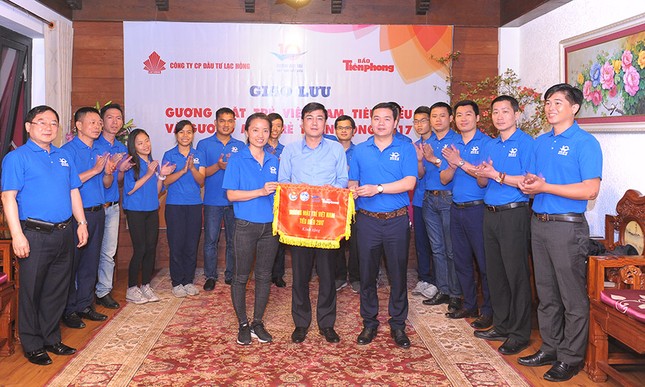 Tài năng trẻ Việt Nam về đất Tổ báo công ảnh 20
