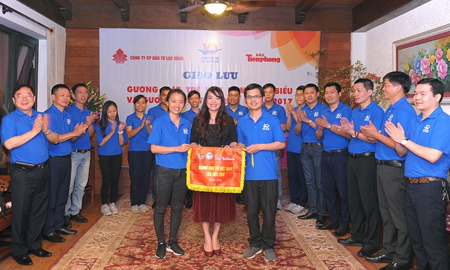Tài năng trẻ Việt Nam về đất Tổ báo công ảnh 21