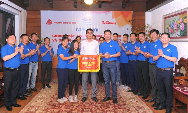 Tài năng trẻ Việt Nam về đất Tổ báo công ảnh 22