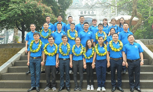 Tài năng trẻ Việt Nam về đất Tổ báo công ảnh 7