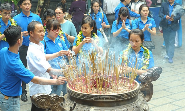 Tài năng trẻ Việt Nam về đất Tổ báo công ảnh 10