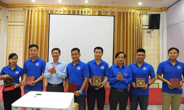 Tài năng trẻ Việt Nam về đất Tổ báo công ảnh 12