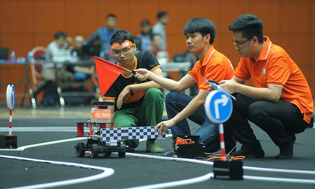 Tận thấy xe tự hành của sinh viên chinh phục đường đua ảnh 1