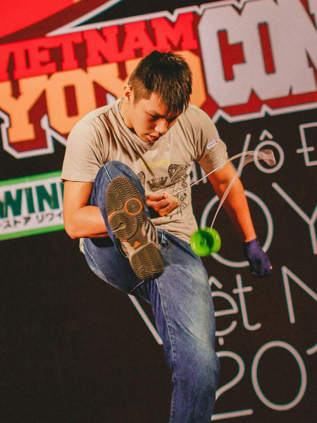 Soái ca 9X đa tài sáng tạo Hand Balancing Solo Act ảnh 1