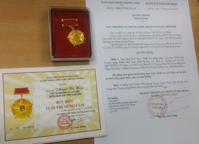 Người hùng trong lũ ở Thanh Hóa được tặng huy hiệu 'Tuổi trẻ dũng cảm' ảnh 1