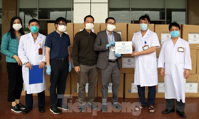 Thêm máy thở, phòng áp lực âm và đồ bảo hộ đến bệnh viện chống dịch ảnh 2