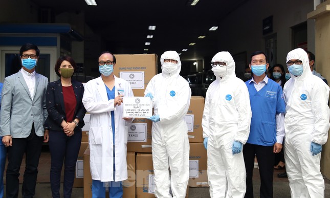 Thêm máy thở, phòng áp lực âm và đồ bảo hộ đến bệnh viện chống dịch ảnh 3