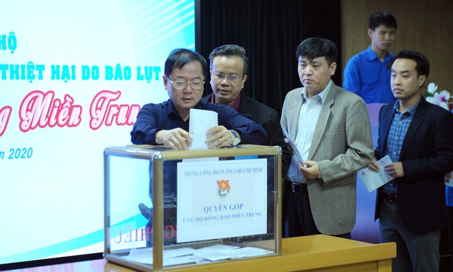 T.Ư Đoàn quyên góp hơn 20 tỉ đồng hỗ trợ đồng bào miền Trung bị lũ lụt ảnh 2