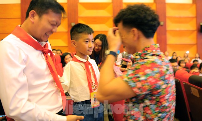 NSƯT Xuân Bắc lặng người với đại biểu không giơ tay nhận quà ảnh 5