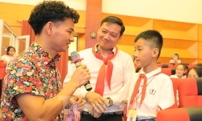 NSƯT Xuân Bắc lặng người với đại biểu không giơ tay nhận quà ảnh 4