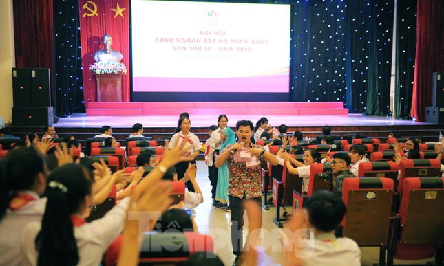 NSƯT Xuân Bắc lặng người với đại biểu không giơ tay nhận quà ảnh 1