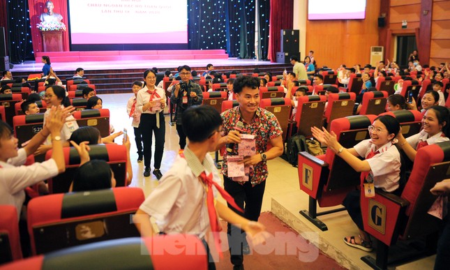 NSƯT Xuân Bắc lặng người với đại biểu không giơ tay nhận quà ảnh 3