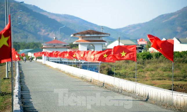 Cung đường Tiền Phong Marathon rợp cờ đỏ sao vàng và thanh âm cồng chiêng đại ngàn ảnh 6