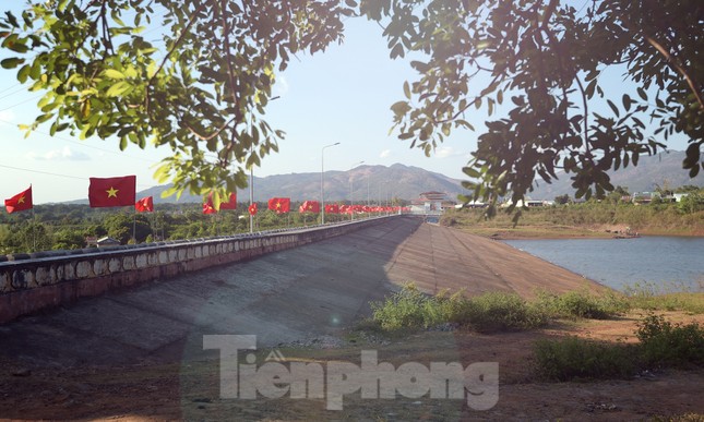 Cung đường Tiền Phong Marathon rợp cờ đỏ sao vàng và thanh âm cồng chiêng đại ngàn ảnh 5