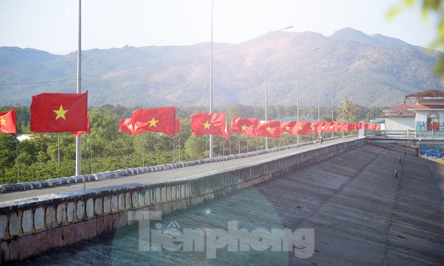 Cung đường Tiền Phong Marathon rợp cờ đỏ sao vàng và thanh âm cồng chiêng đại ngàn ảnh 7