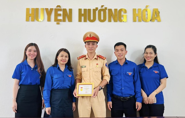 Trao huy hiệu Tuổi trẻ dũng cảm cho chiến sĩ công an dũng cảm cứu người ảnh 2