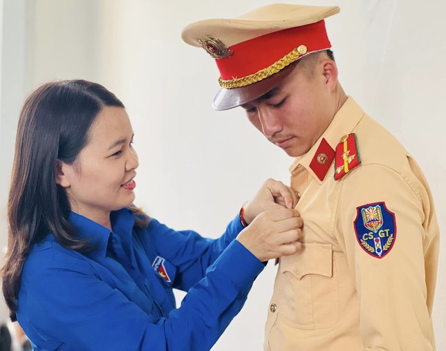 Trao huy hiệu Tuổi trẻ dũng cảm cho chiến sĩ công an dũng cảm cứu người ảnh 1