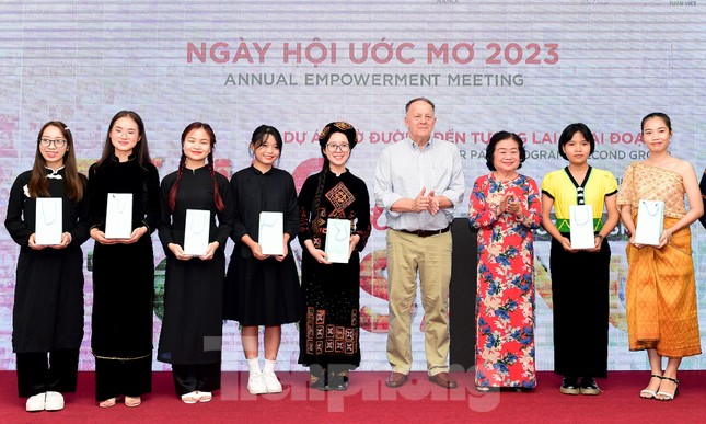 Tuyên dương 49 nữ sinh dân tộc thiểu số vượt khó học giỏi ảnh 2