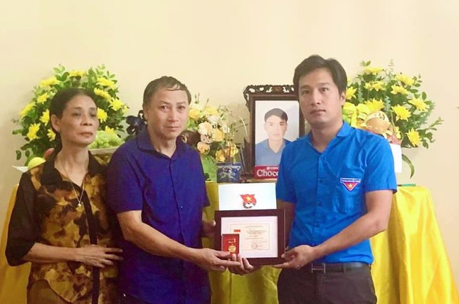 Truy tặng huy hiệu Tuổi trẻ dũng cảm cho đoàn viên hy sinh cứu người đuối nước ảnh 1