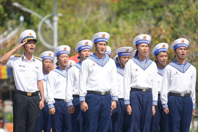 Xúc động lễ chào cờ, hát quốc ca của hơn 200 sinh viên ưu tú ở Trường Sa ảnh 4