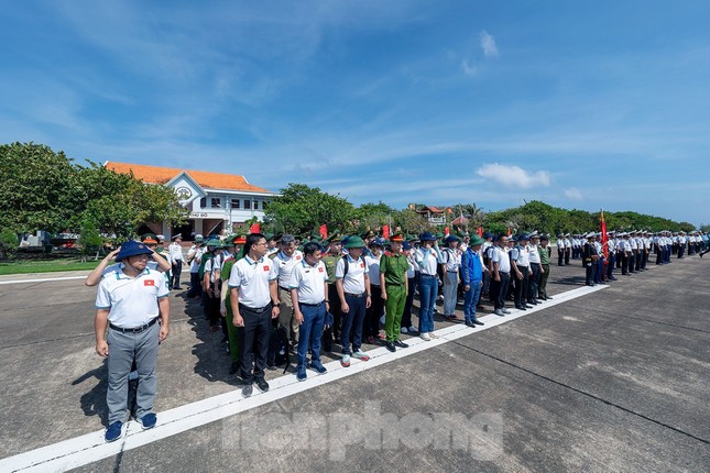 Xúc động lễ chào cờ, hát quốc ca của hơn 200 sinh viên ưu tú ở Trường Sa ảnh 16