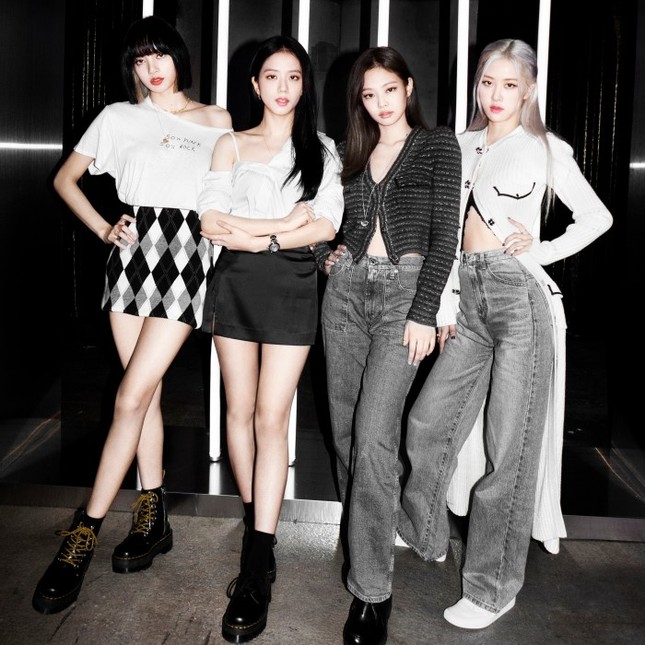 Black Pink “đáp trả” ra sao khi bị “em gái quốc dân” IU “cho ngửi khói” trong tháng Hai ảnh 7