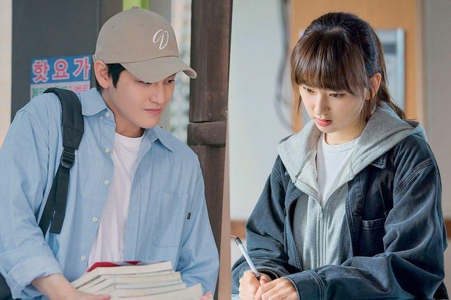 Hình ảnh mới nhất của Kim Bum và Ryu Hye Young khiến đông đảo trái tim netizens “chao đảo“ ảnh 2