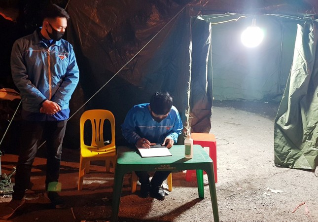 Thanh niên trực xuyên đêm nơi cửa ngõ Thủ đô ảnh 1