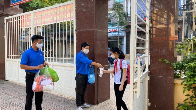 Thanh niên Thủ đô lập chốt hỗ trợ học sinh, sinh viên trở lại trường ảnh 3