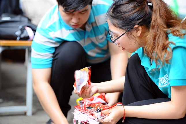 Sinh viên thu, đổi vỏ mì tôm lấy chỉ tiêu “Tình nguyện tốt“ ảnh 2