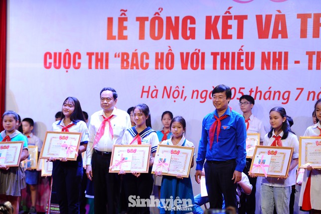 Những tác phẩm dự thi về Bác Hồ lay động lòng người ảnh 5