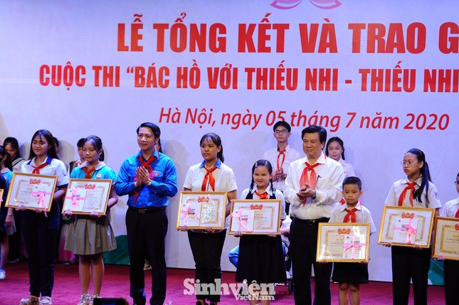 Những tác phẩm dự thi về Bác Hồ lay động lòng người ảnh 3