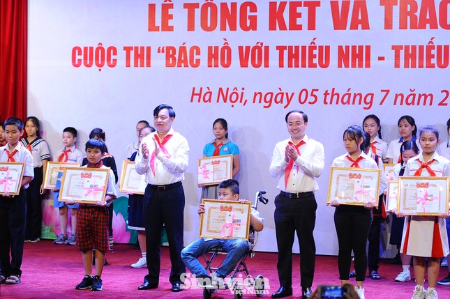 Những tác phẩm dự thi về Bác Hồ lay động lòng người ảnh 4