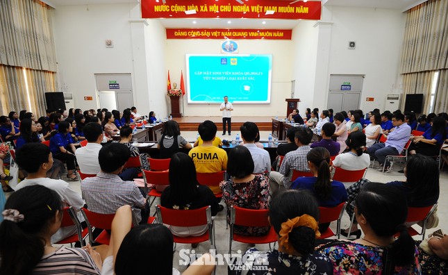 Hiệu trưởng sinh viên được hiệu trưởng trường đại học vinh danh ảnh 4