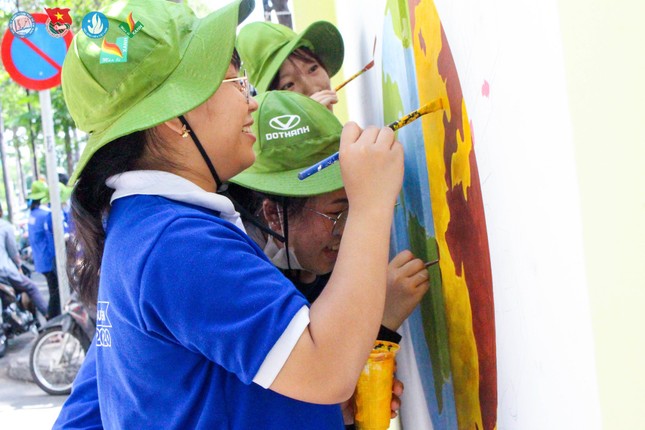 “Chiến sĩ áo trắng” xuất hiện trong chiến dịch “phủ xanh” ký túc xá ảnh 3