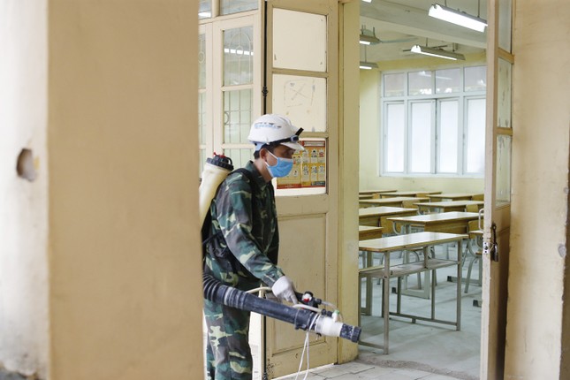 Hà Nội: Phun khử khuẩn phòng, chống dịch COVID-19 trước kỳ thi tốt THPT ảnh 4