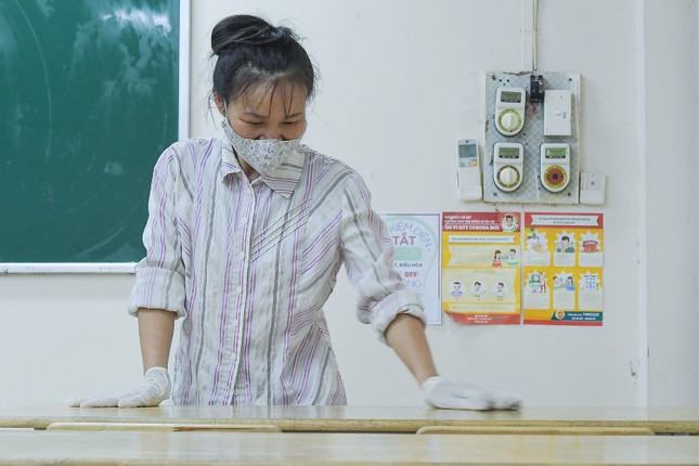 Hà Nội: Phun khử khuẩn phòng, chống dịch COVID-19 trước kỳ thi tốt THPT ảnh 5