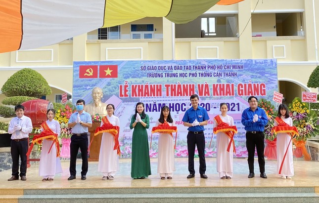 Chủ tịch Hội Sinh viên Việt Nam dự khai giảng và trao học bổng ảnh 2
