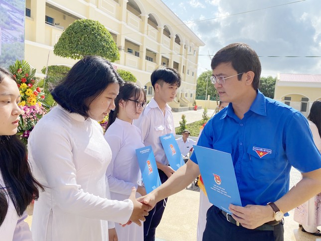 Chủ tịch Hội Sinh viên Việt Nam dự khai giảng và trao học bổng ảnh 1