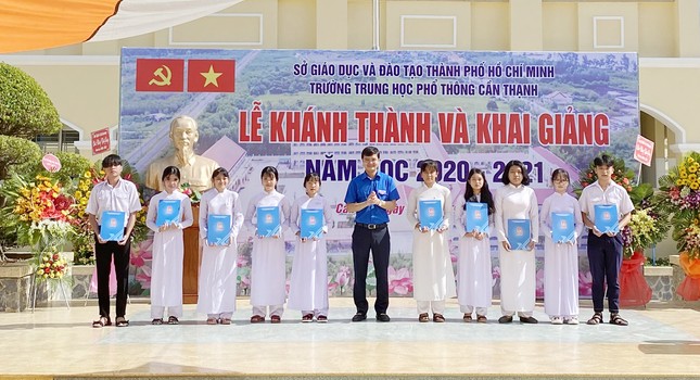 Chủ tịch Hội Sinh viên Việt Nam dự khai giảng và trao học bổng ảnh 3