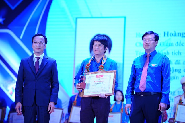 Nam sinh cõng bạn đến trường cùng nhiều gương thanh niên sống đẹp được tôn vinh ảnh 1