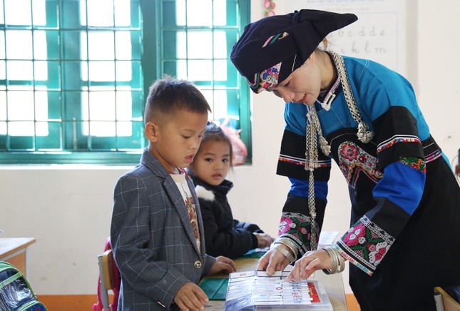 Thầy, cô bám bản dạy chữ ở nơi mà nước sinh hoạt quý như vàng ảnh 2