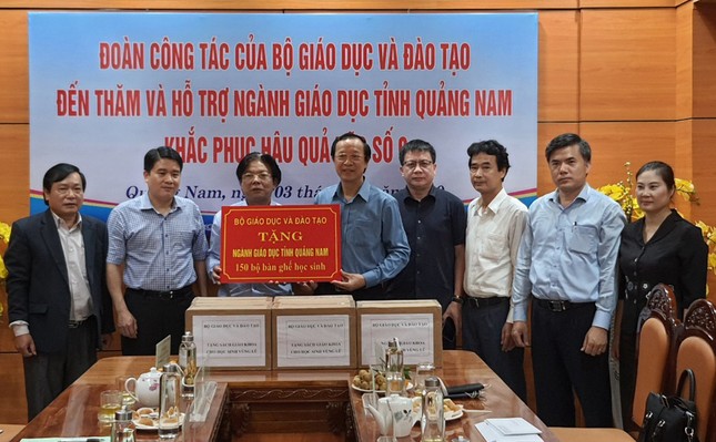 Bộ GD - ĐT trao tặng gần 10 tỷ đồng cho ngành Giáo dục 4 tỉnh miền Trung ảnh 1